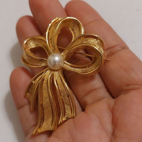 Vintage Napier Textured Gold Tone Ribbon Bow with Faux Pearl Brooch Pin - Picture 3 of 7